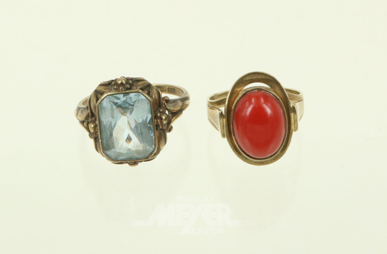 2 Ringe mit blauem Farbstein und roter Koralle