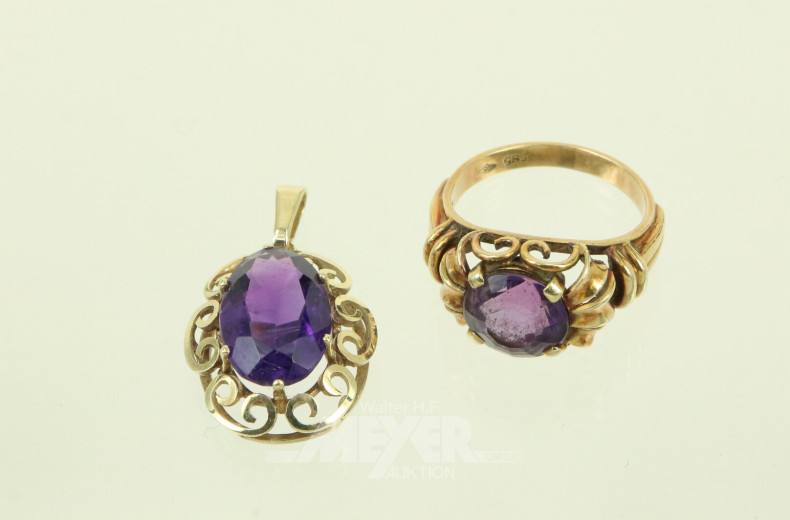 Ring und 1 Anhänger, jew: mit lilfarbenem Farbstein