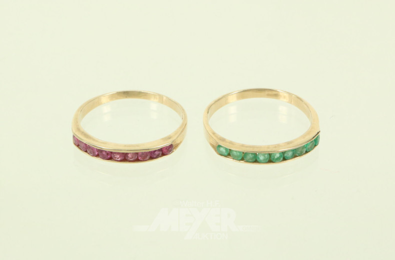 2 schmale Ringe mit grünen u. rosafarbenen Farbsteinen