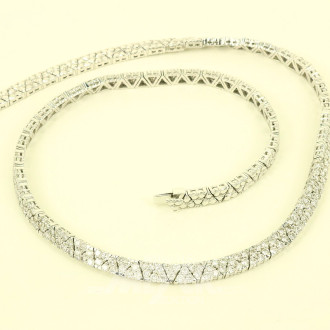 Collier, gefasst mit nat. Diamanten im Brillantschliff von zus. ca. 8,00ct. tcr/vsi