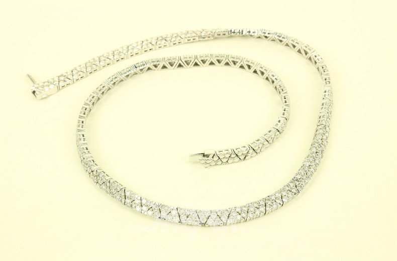 Collier, gefasst mit nat. Diamanten im Brillantschliff von zus. ca. 8,00ct. tcr/vsi