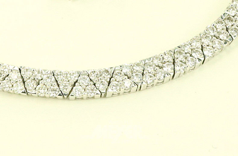Collier, gefasst mit nat. Diamanten im Brillantschliff von zus. ca. 8,00ct. tcr/vsi
