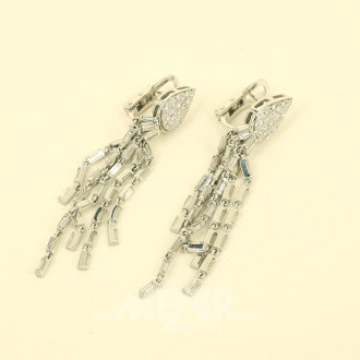 Paar Ohrhänger, ausgefasst mit nat. Diamanten im Brillant- und Baguetteschliff von zus. ca. 2,60ct. tw/vsi