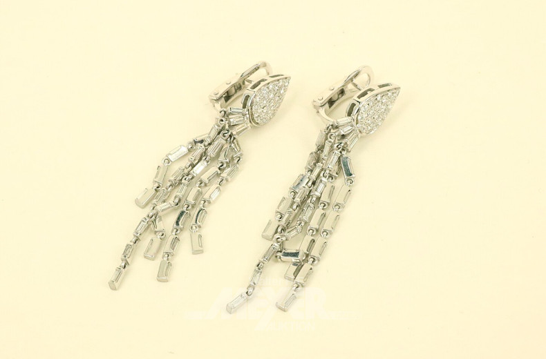 Paar Ohrhänger, ausgefasst mit nat. Diamanten im Brillant- und Baguetteschliff von zus. ca. 2,60ct. tw/vsi