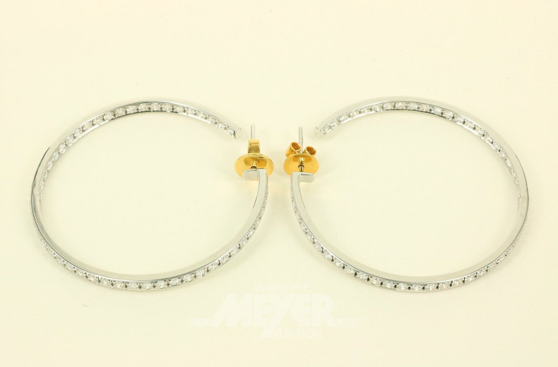 Paar Creolen, ausgefasst mit nat. Diamanten im Brillantschliff von zus. ca. 3,50ct. wess/vsi