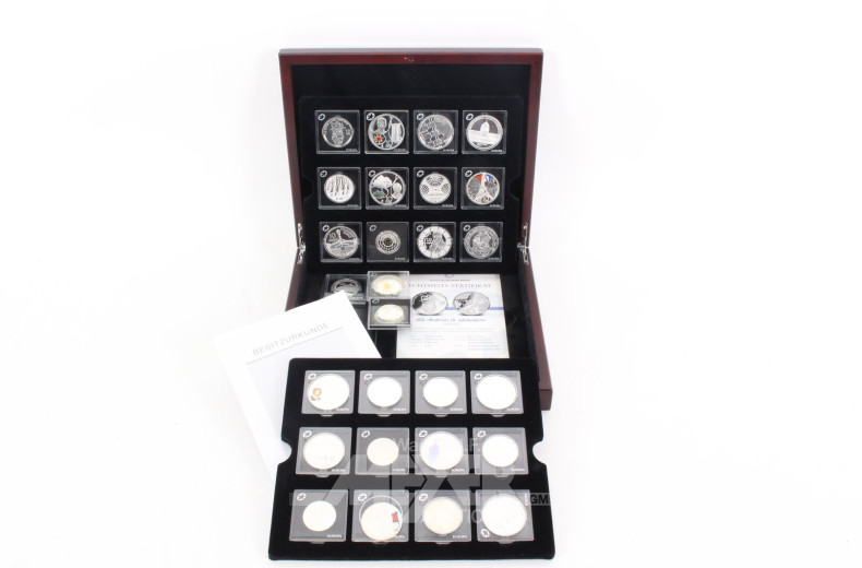 Konvolut 'Die offiziellen Europa-Silber-Gedenkmünzen' zu 5 und 10 Euro in Holzkassette