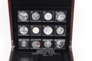 Konvolut 'Die offiziellen Europa-Silber-Gedenkmünzen' zu 5 und 10 Euro in Holzkassette