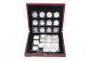 Konvolut 'Die 15 berühmtesten Silbermünzen der Welt' in Holzkassette