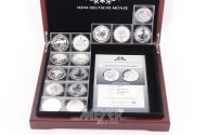 Konvolut 'Die 15 berühmtesten Silbermünzen der Welt' in Holzkassette