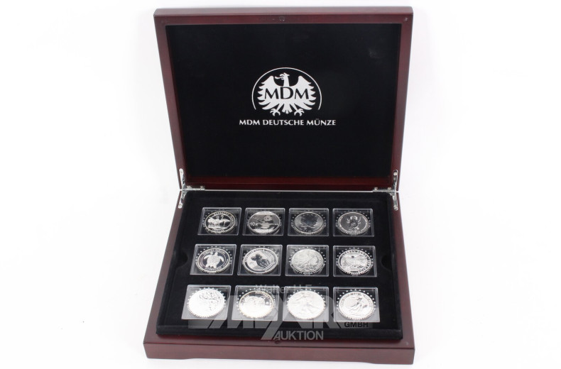 Konvolut 'Die 15 berühmtesten Silbermünzen der Welt' in Holzkassette