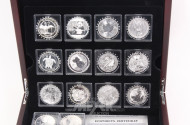 Konvolut 'Die 15 berühmtesten Silbermünzen der Welt' in Holzkassette