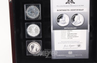 Konvolut 'Die 15 berühmtesten Silbermünzen der Welt' in Holzkassette