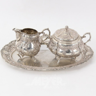 Zucker-Rahmset mit ovalem Tablett, fein zisiliert mit Rankendekor