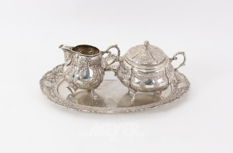 Zucker-Rahmset mit ovalem Tablett, fein zisiliert mit Rankendekor