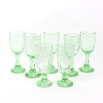 7 Gläser, grün mit floralem Dekor