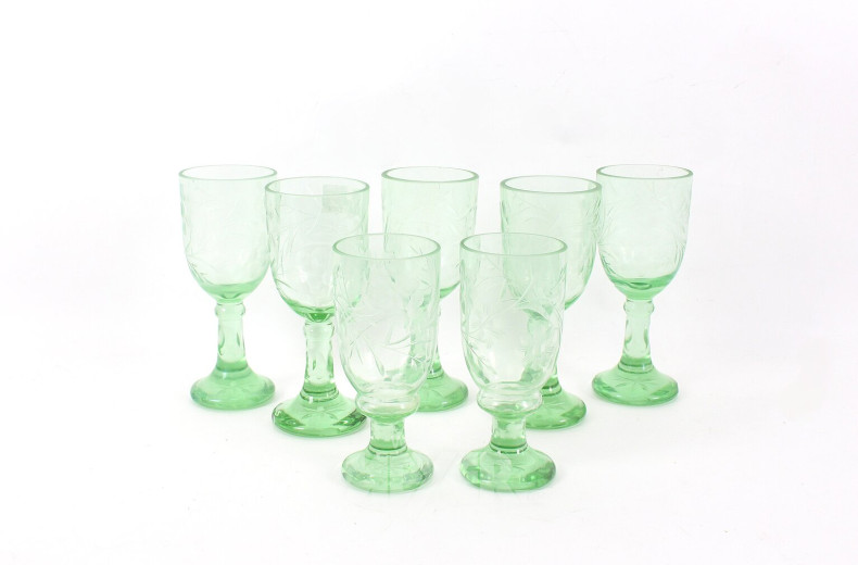 7 Gläser, grün mit floralem Dekor
