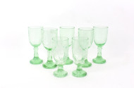 7 Gläser, grün mit floralem Dekor