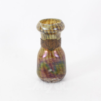 kleine Glasvase im Jugendstil mit irisierender Oberfläche