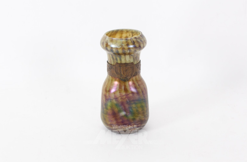 kleine Glasvase im Jugendstil mit irisierender Oberfläche