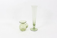 2 versch. Glasvasen, grün im Boden bezeichnet