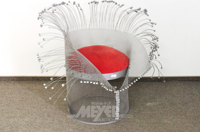 Designersessel aus Drahtgeflecht mit rotem Sitz