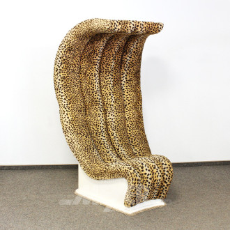 Kunststoffsessel in Weiß mit Stoffbezug im Leopardenmuster