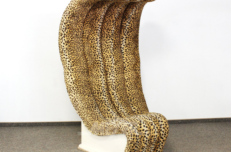 Kunststoffsessel in Weiß mit Stoffbezug im Leopardenmuster