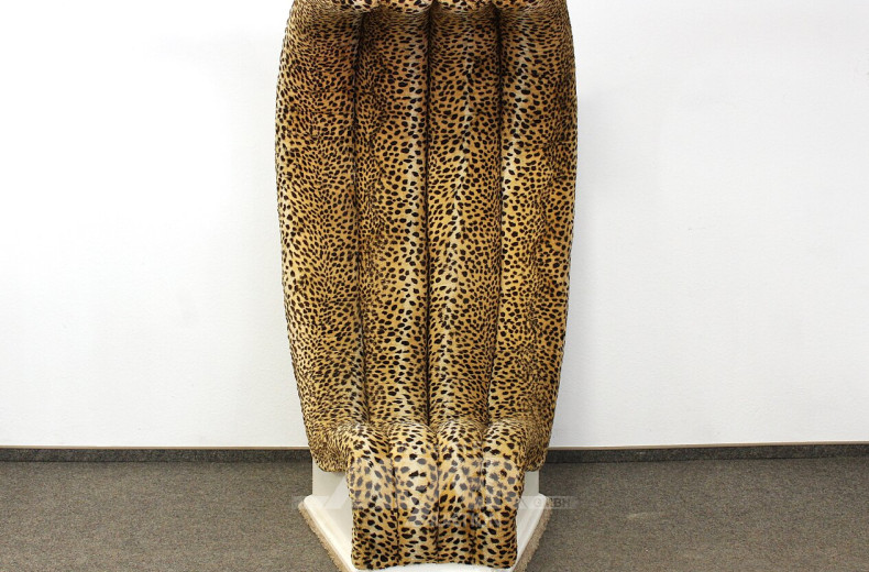 Kunststoffsessel in Weiß mit Stoffbezug im Leopardenmuster