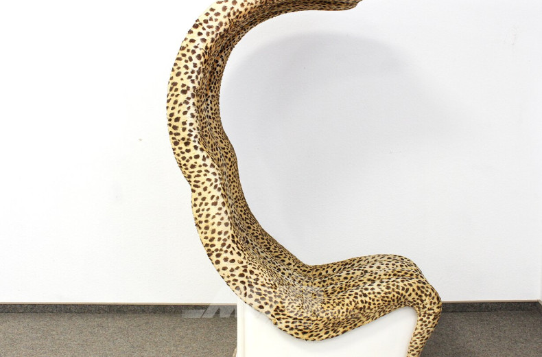 Kunststoffsessel in Weiß mit Stoffbezug im Leopardenmuster