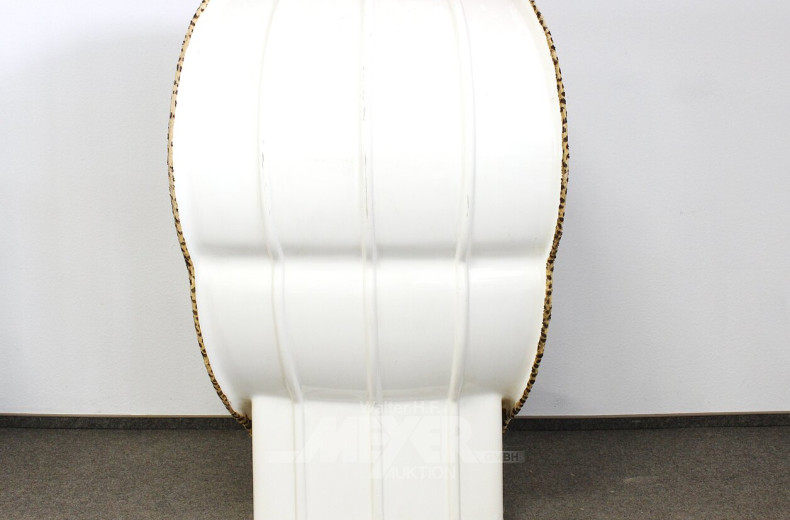 Kunststoffsessel in Weiß mit Stoffbezug im Leopardenmuster