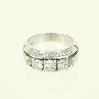 Ring in 590 WG, besetzt mit 3 Brillanten von zus. ca. 0.90ct, sowie 26 kl. Besatz-Diamanten