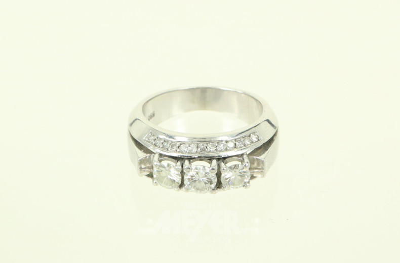 Ring in 590 WG, besetzt mit 3 Brillanten von zus. ca. 0.90ct, sowie 26 kl. Besatz-Diamanten