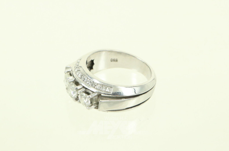 Ring in 590 WG, besetzt mit 3 Brillanten von zus. ca. 0.90ct, sowie 26 kl. Besatz-Diamanten