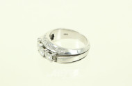 Ring in 590 WG, besetzt mit 3 Brillanten von zus. ca. 0.90ct, sowie 26 kl. Besatz-Diamanten