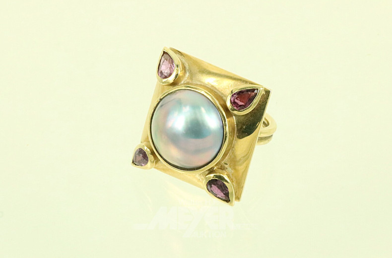 Damenring, besetzt mit 1 Mabeperle sowie vier Rubeliten