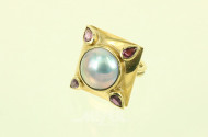 Damenring, besetzt mit 1 Mabeperle sowie vier Rubeliten