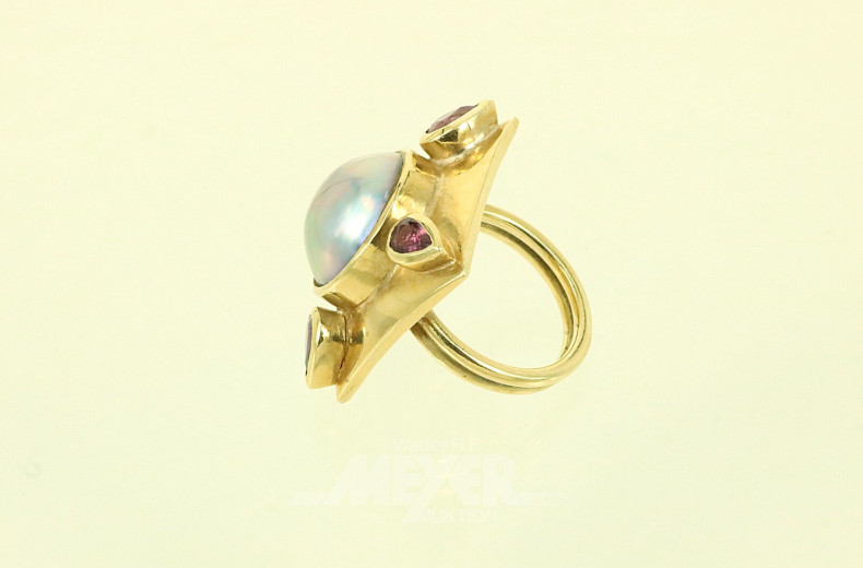 Damenring, besetzt mit 1 Mabeperle sowie vier Rubeliten