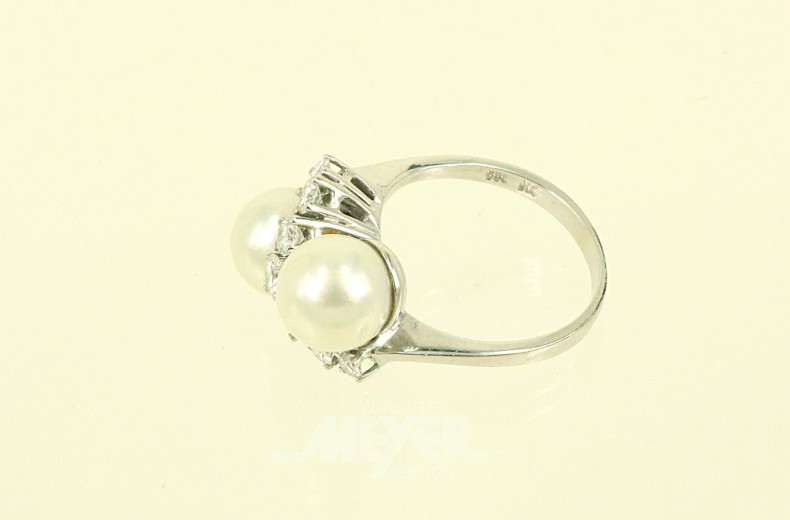 Damenring, besetzt mit 2 Akoya-Zuchtperlen sowie 7 nat. Diamanten im Brillantschliff von zus. ca. 0,30ct.
