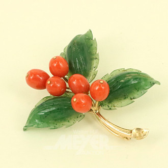 Brosche, besetzt mit Nephrit und Koralle