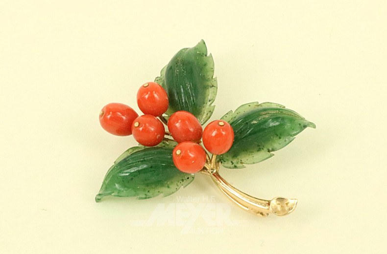 Brosche, besetzt mit Nephrit und Koralle