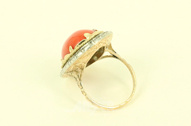 Damenring, besetzt mit Koralle sowie 22 nat. Diamantrosen