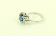 Damenring, besetzt mit 1 feinen Saphir von ca. 2ct. sowie 18 nat. Diamanten im Brillantschliff von zus.ca. 0,75ct tw-w/vsi