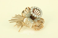 Brosche in Blütenform