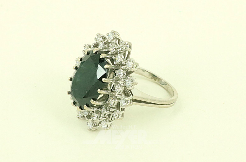 Damenring, besetzt mit 1 Saphir 9,5ct. sowie 28 nat. Diamanten im Brillantschliff von zus. ca. 1,10ct wess/si