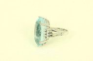 Damenring, besetzt mit 1 feinen, himmelblauen Aquamarin von ca. 32,5ct.