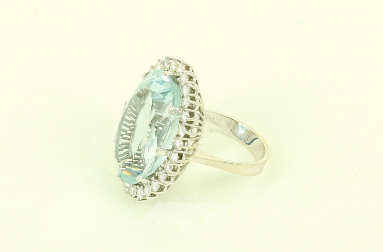 Damenring, besetzt mit 1 hellen, himmelblauen Aquamarin von ca 18,5ct.