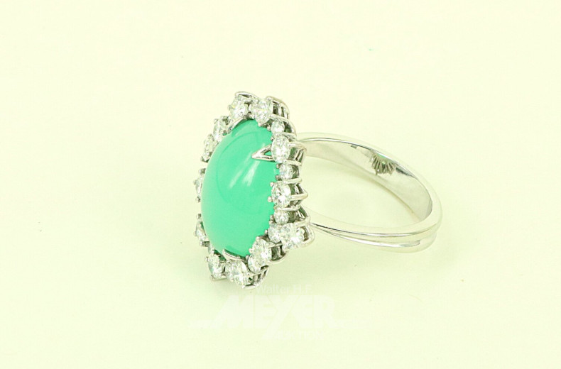 Damenring, besetzt mit 1 Chrysopras sowie nat. Diamanten im Brillantschliff von zus. ca. 1,65ct. tw-w/vsi