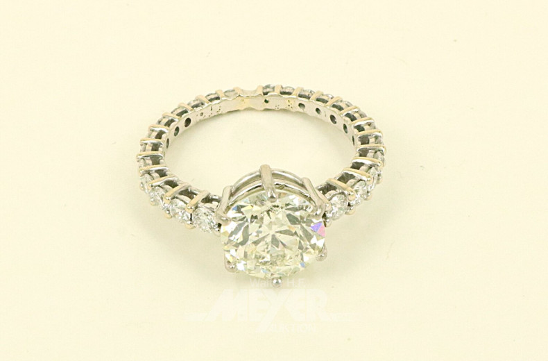 Damenring besetzt mit nat. Diamanten im Brillantschliff sowie 1 Solitär von ca. 3,40ct get L/si2