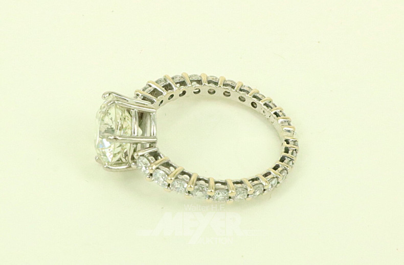 Damenring besetzt mit nat. Diamanten im Brillantschliff sowie 1 Solitär von ca. 3,40ct get L/si2