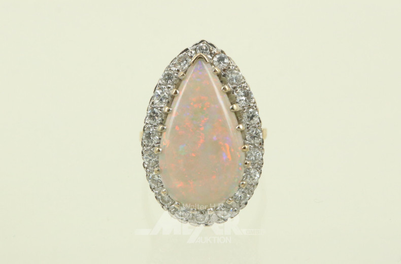 Ring mit tropfenförmigen Opal, umkranzt von 20 kl. Diamanten
